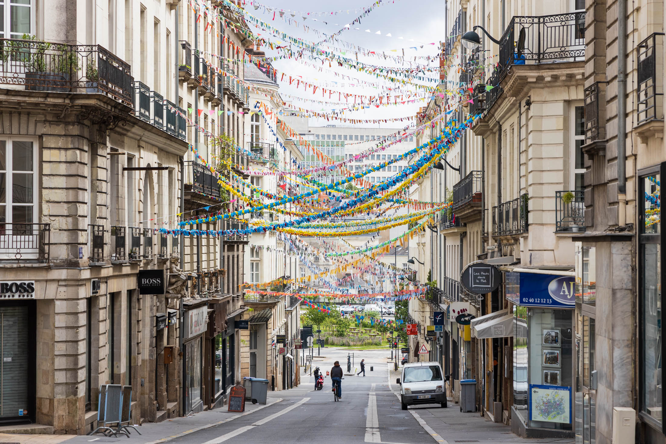 Jean-Jacques Rousseau street in Nantes has been decorated with many garlands by its inhabitants. Nantes, France - May 1st 2020.
La rue Jean-Jacques Rousseau a ete decoree de nombreuses guirlandes par ses habitants. Nantes, France - 1er Mai 2020.