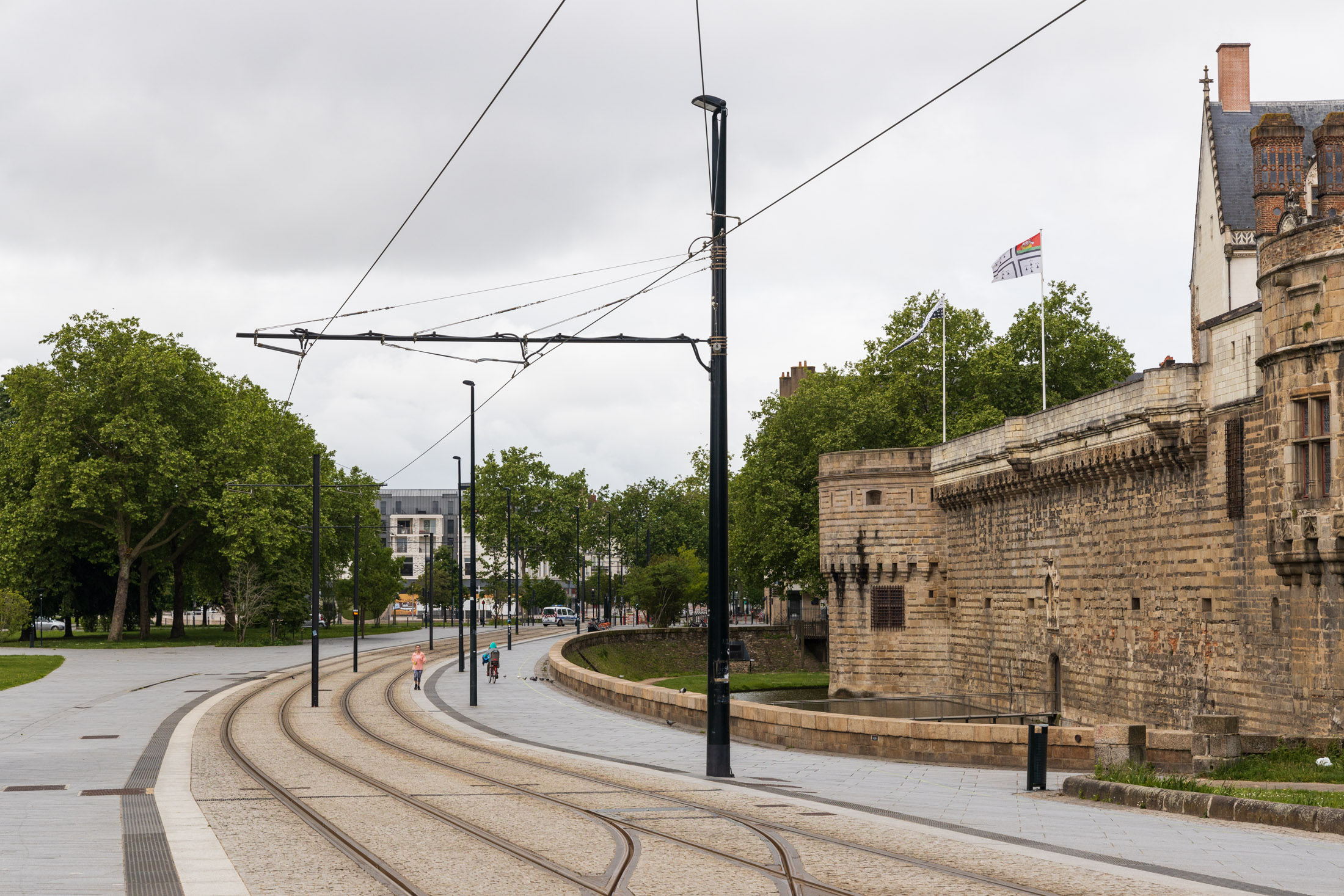 The castle of the Dukes of Brittany during the confinement. We see a jogger, a delivery bike, a police car and pigeons. Nantes, France - May 1st 2020.
Le chateau des Ducs de Bretagne pendant le confinement. On aperçoit une joggeuse, un livreur a velo, une voiture de police et des pigeons. Nantes, France - 1er Mai 2020.