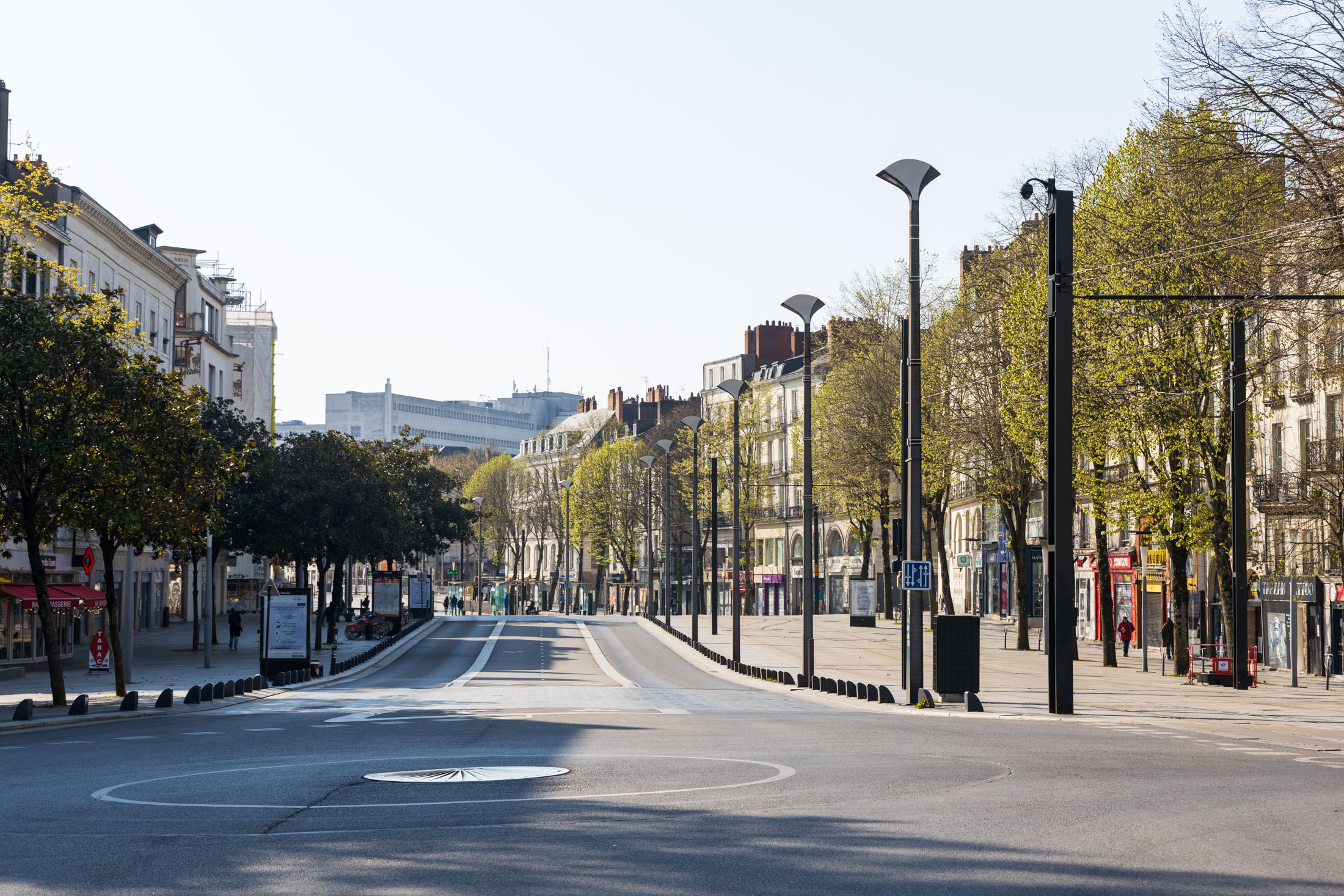 Cours des 50 otages avenue is almost empty. Nantes, France - April 2nd 2020.
Le cours des 50 otages est presque vide. Nantes, France - 2 avril 2020.